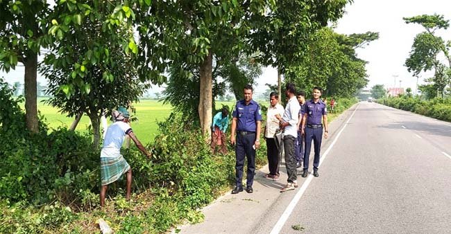 ঢাকা-সিলেট মহাসড়কে ছিনতাই রোধে ঝোপঝাড় পরিষ্কার