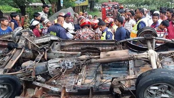 কুমিল্লায় ট্রাকের ধাক্কায় মাইক্রোর সিলিন্ডার বিস্ফোরণ, নিহত ৩