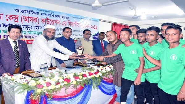 নাট্যঅভিনেতা কামাল আহমেদ দূর্জয়’র সম্মাননা পদক লাভ