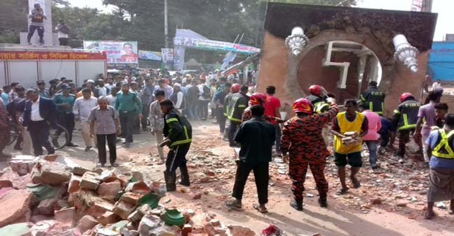 নয়াসড়ক পয়েন্টে এলাকায় মসজিদের মিনার ধসে ২ পথচারী আহত