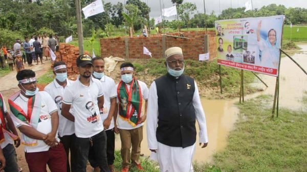 ফেঞ্চুগঞ্জে দুস্থ পরিবারকে ঘর দিচ্ছেন  মুক্তিযোদ্ধা যুব প্রজন্মলীগ কেন্দ্রীয় সম্পাদক আব্দুল শহীদ কাজল