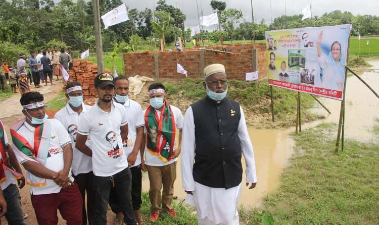 ফেঞ্চুগঞ্জে দুস্থ পরিবারকে ঘর দিচ্ছেন  মুক্তিযোদ্ধা যুব প্রজন্মলীগ কেন্দ্রীয় সম্পাদক আব্দুল শহীদ কাজল