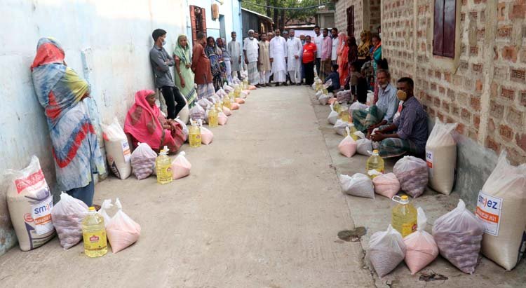 যুক্তরাজ্যভিত্তিক চ্যারিটি সংগঠন স্মাইলজ এর খাদ্য সামগ্রী বিতরণ