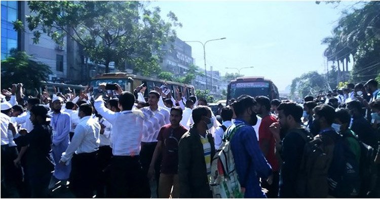 হাফ ভাড়ার দাবিতে বাস আটকে শিক্ষার্থীদের বিক্ষোভ