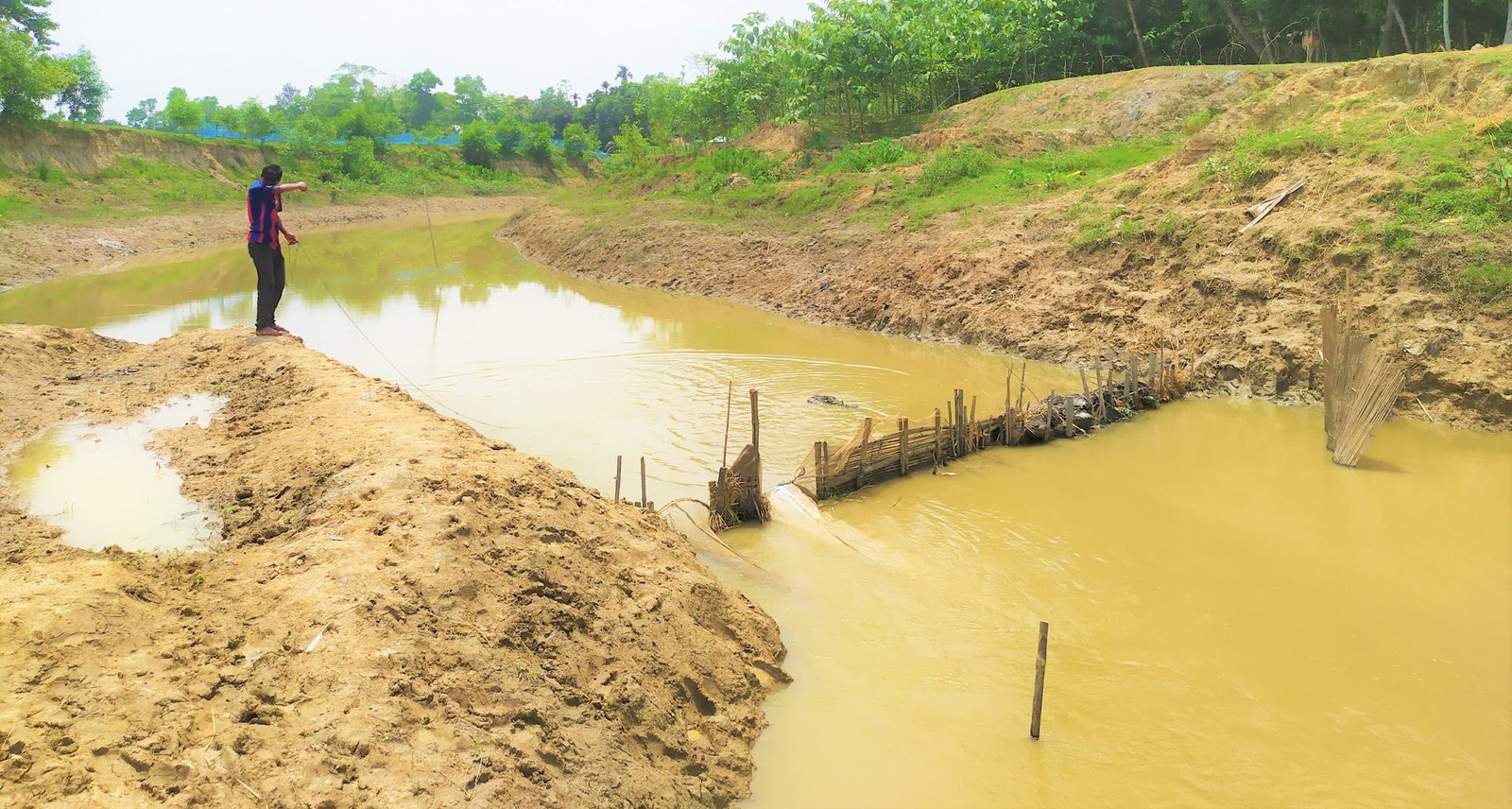 নদীতে অবৈধ বাঁশের বেড়া ও নিষিদ্ধ কারেন্ট জাল দিয়ে মৎস্য নিধন