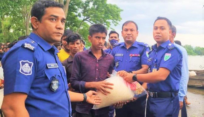 বন্যায় ঘরবন্দী অসহায় পরিবারের জরুরি ত্রাণ সহায়তায় এগিয়ে এসেছে গোয়াইনঘাট থানা পুলিশ