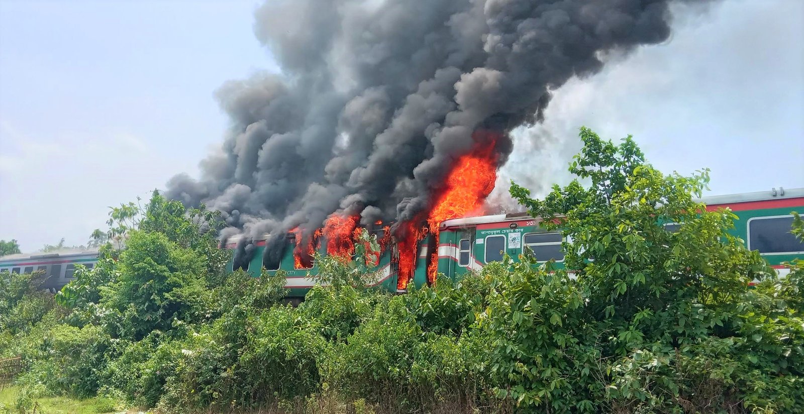 শমশেরসগরের কাছে পারাবত এক্সপ্রেস ট্রেনের তিনটি বগি আগুনে ভস্মিভূত : ৪ ঘন্টা পর সিলেটের সঙ্গে রেল যোগাযোগ স্বাভাবিক