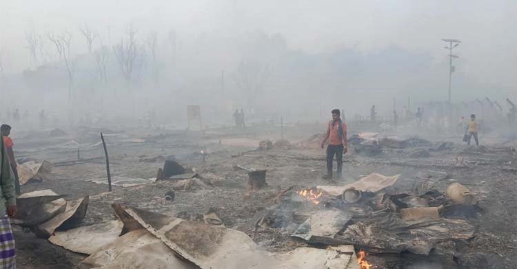 রোহিঙ্গা ক্যাম্পে ভয়াবহ আগুনে পুড়লো ২ হাজার ঘর