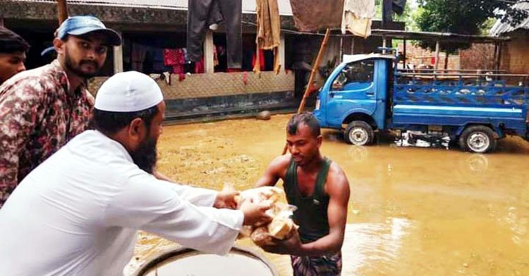 সিলেটে ক্ষতিগ্রস্থ পানি বন্দী মানুষদের মাঝে ইসলামী আন্দোলনের খাদ্য সামগ্রী বিতরণ