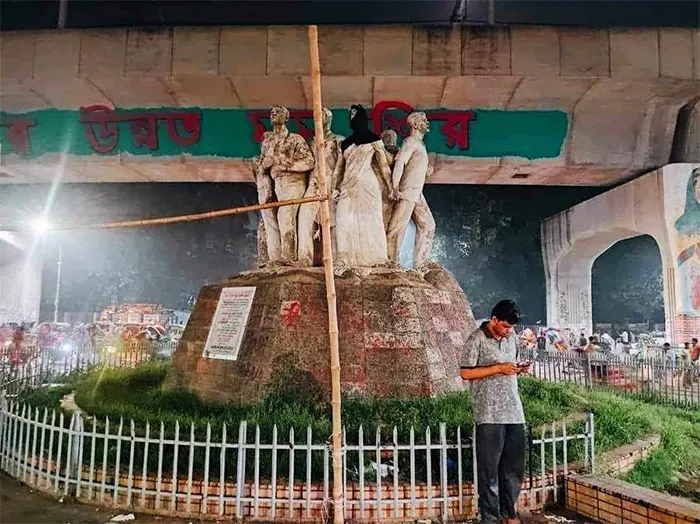 মধ্যরাতে রাজু ভাস্কর্যের নারী প্রতিকৃতির মাথায় ‘হিজাব’