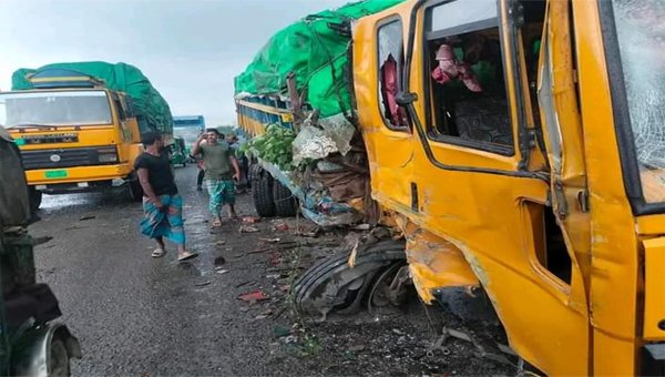 মাধবপুরে বাস-ট্রাকের সংঘর্ষে নিহত ১, আহত ১০